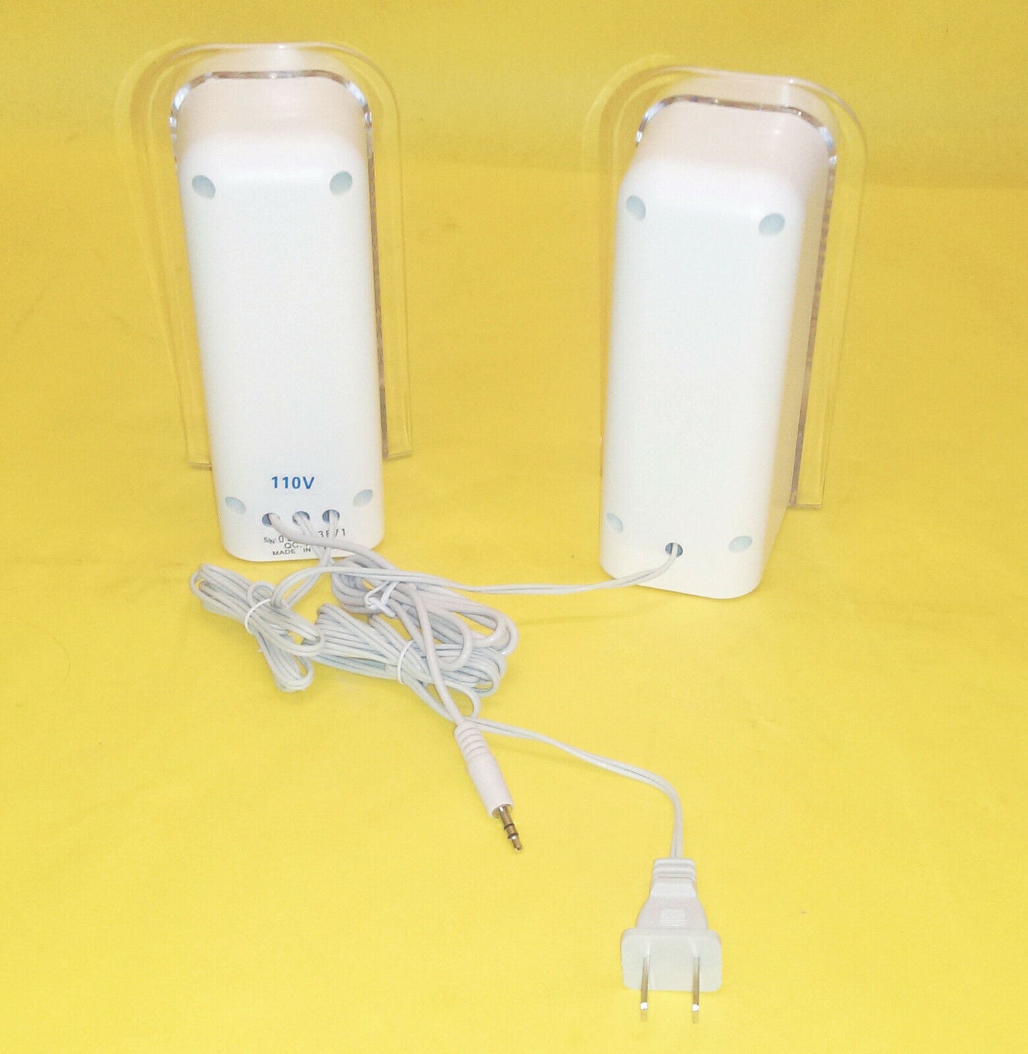 NEW White Multimedia Plug N Play MP3,Cellphone,TV & Computer PC Speakers LS3020