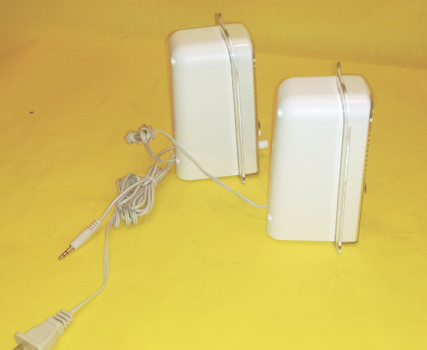 NEW White Multimedia Plug N Play MP3,Cellphone,TV & Computer PC Speakers LS3020