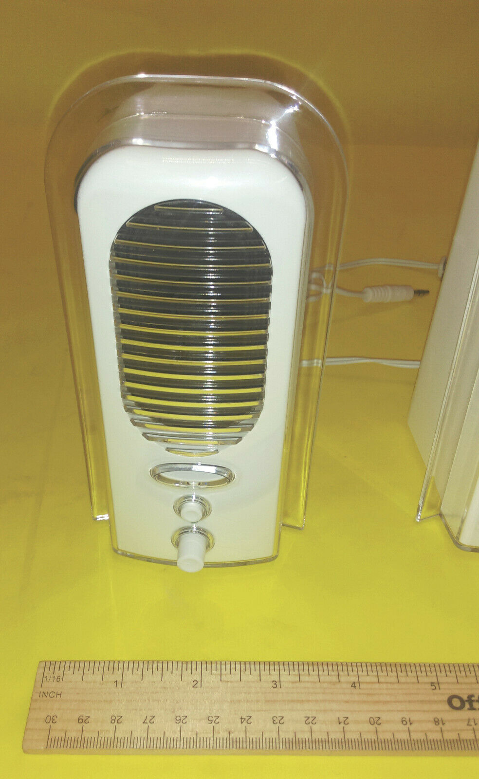 NEW White Multimedia Plug N Play MP3,Cellphone,TV & Computer PC Speakers LS3020